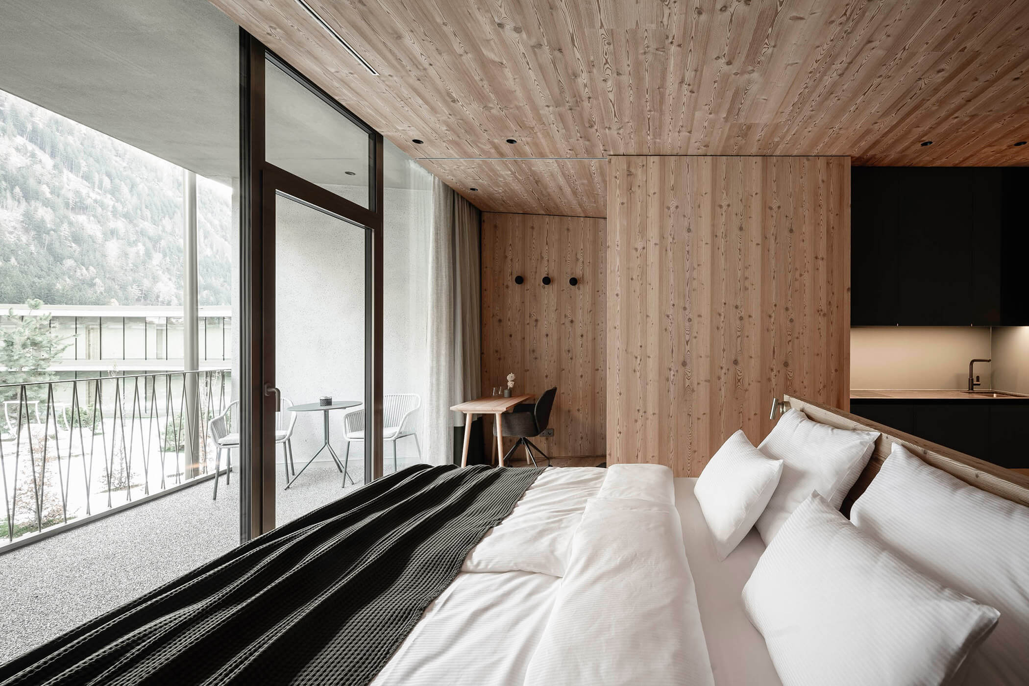 Schlafzimmer mit Kingsize-Bett