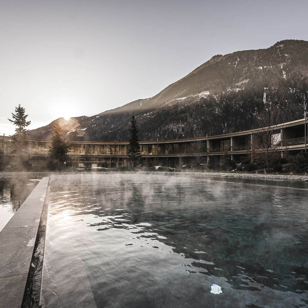 Infinity Pool vor Bergkulisse