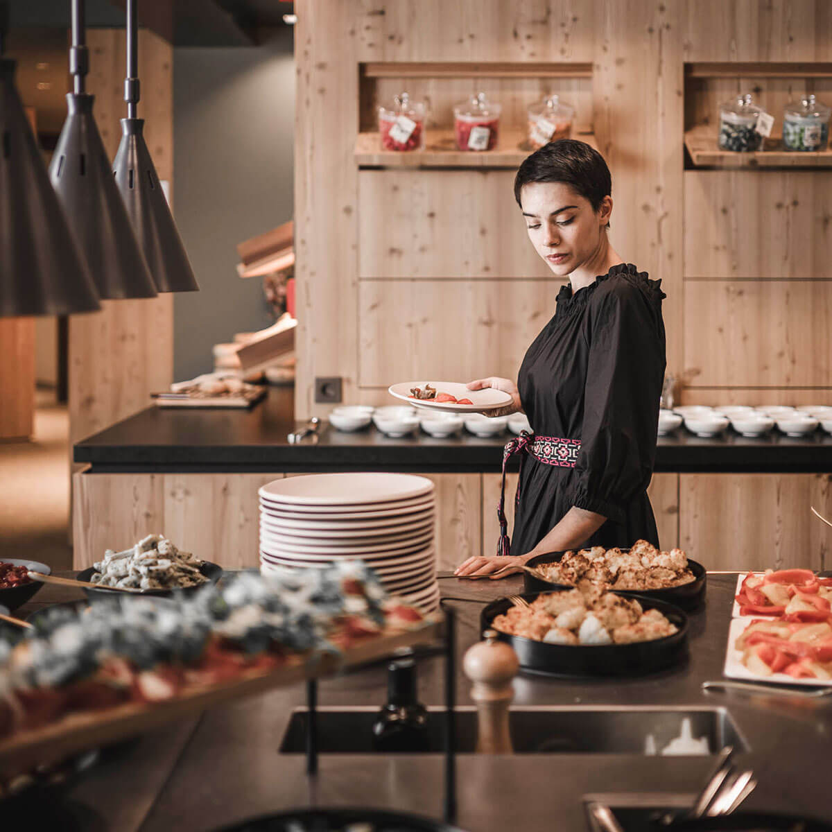 zwei Teller mit unterschiedlichen Gerichten